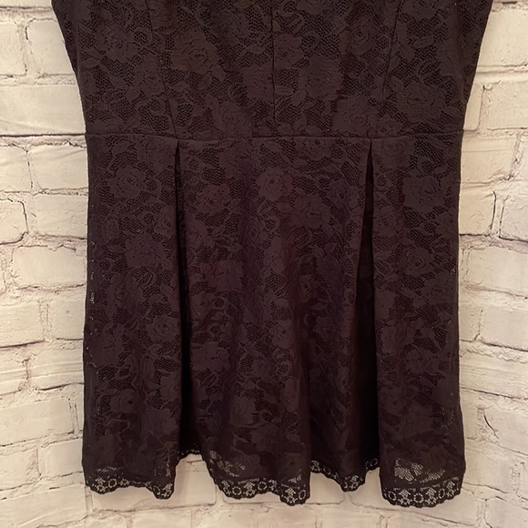 EUC TOPSHOP SLEEVELESS LACE PLEATED MINI DRESS. Black. Size 10. - Picture 3 of 7